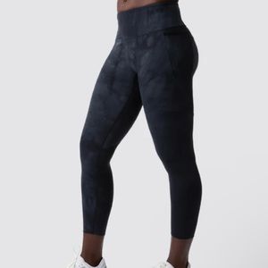 Born Primitive Eccentric Leggings size medium in obsidian